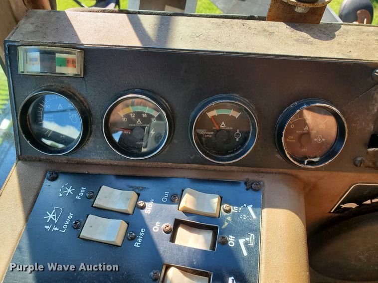 image for item DF7544 1981 Gleaner L2 Corn Plus combine