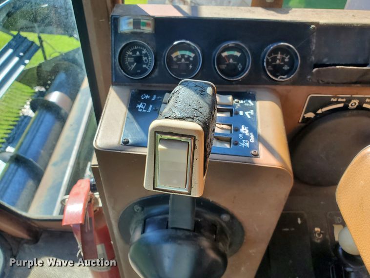 image for item DF7544 1981 Gleaner L2 Corn Plus combine