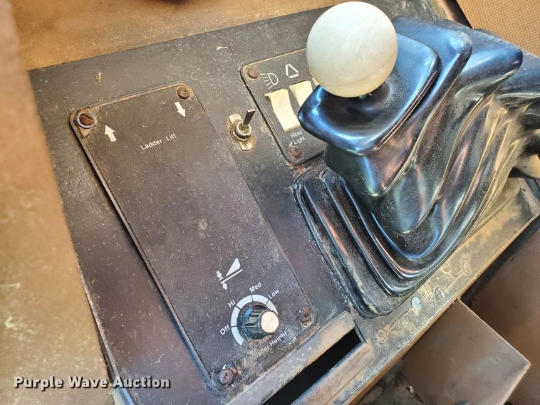 image for item DF7544 1981 Gleaner L2 Corn Plus combine