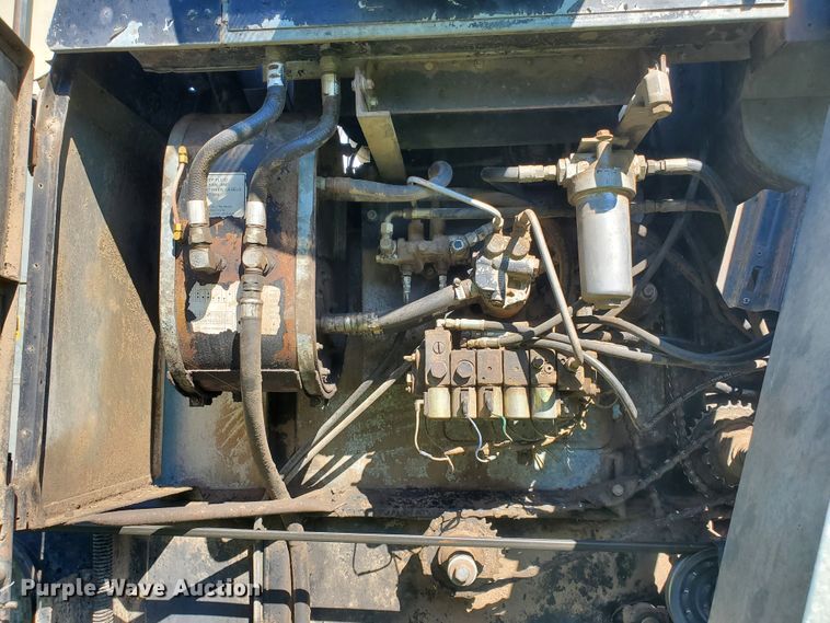 image for item DF7544 1981 Gleaner L2 Corn Plus combine