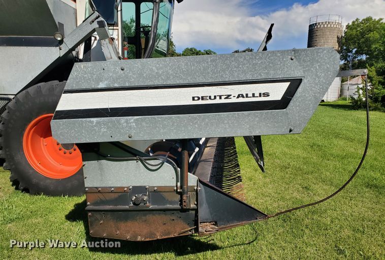 image for item DF7544 1981 Gleaner L2 Corn Plus combine