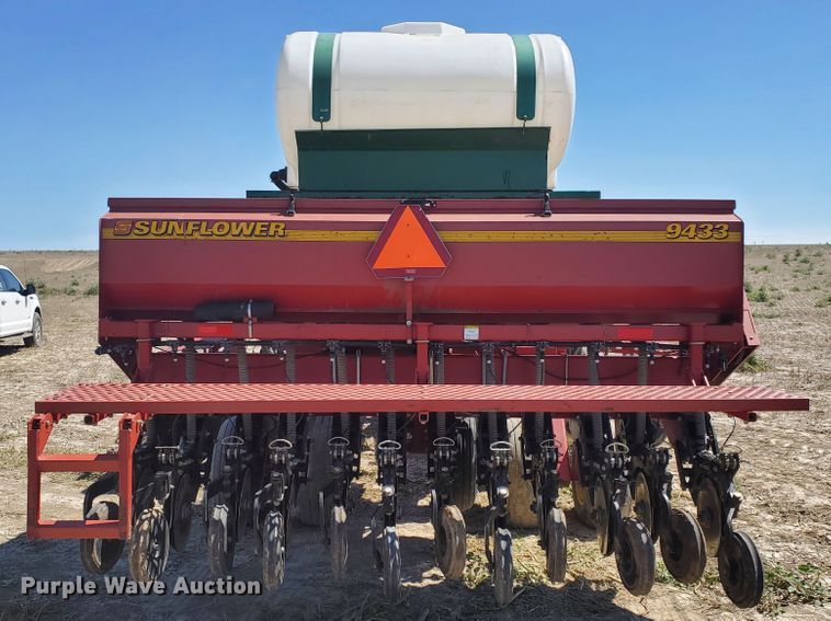 image for item DF7546 Sunflower 9433 grain drill