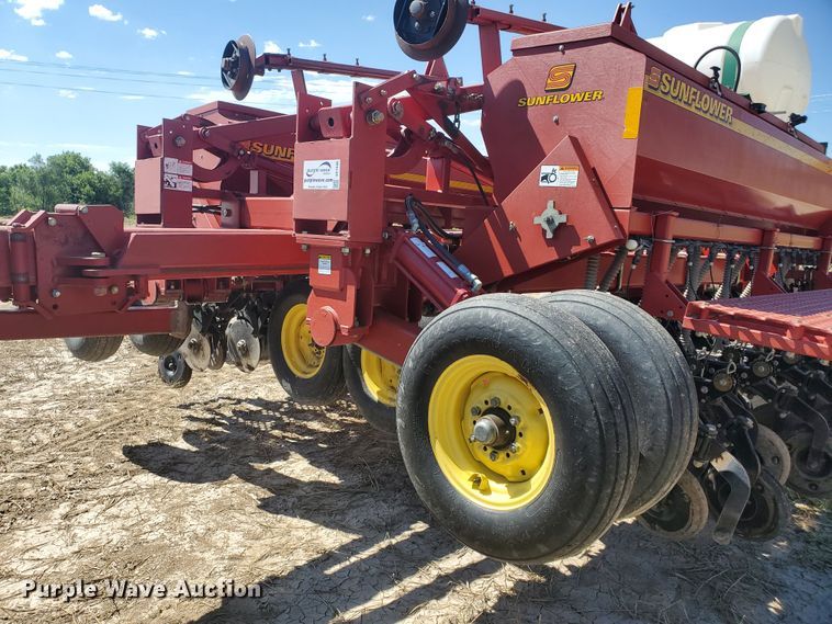 image for item DF7546 Sunflower 9433 grain drill