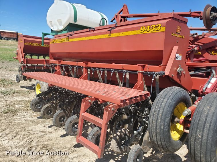 image for item DF7546 Sunflower 9433 grain drill