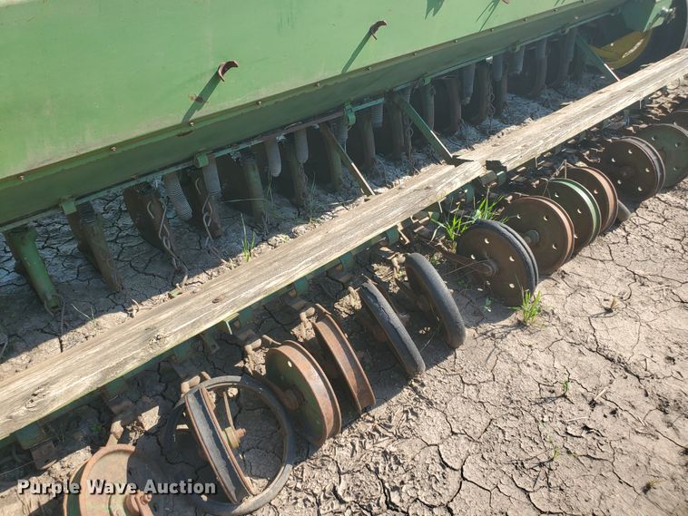 image for item DF7557 John Deere DF2080C grain drill