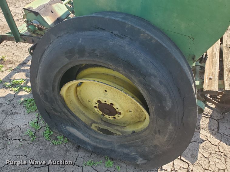 image for item DF7557 John Deere DF2080C grain drill