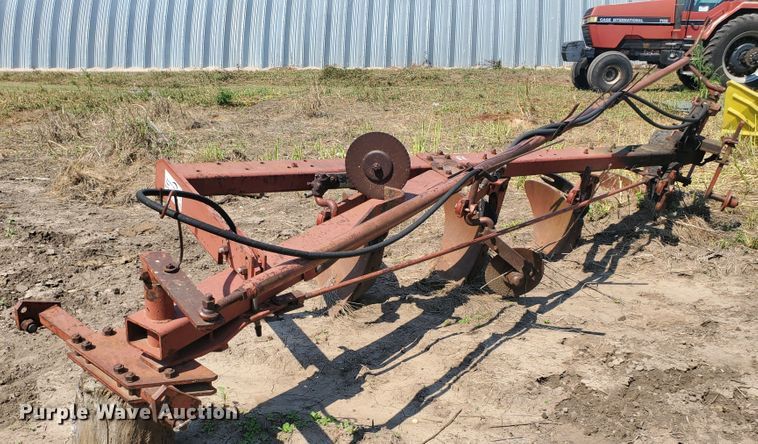 image for item DF7561 International 510 four bottom plow