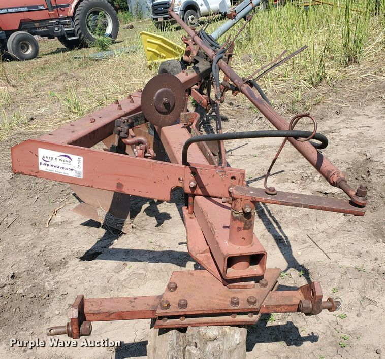 image for item DF7561 International 510 four bottom plow