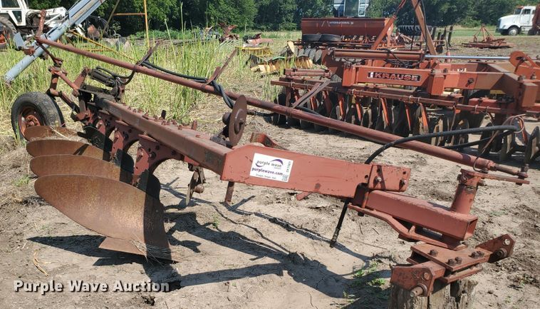 image for item DF7561 International 510 four bottom plow