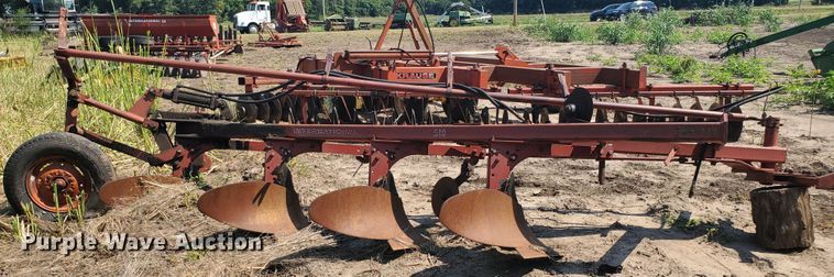 image for item DF7561 International 510 four bottom plow