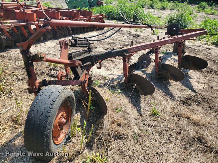 image for item DF7561 International 510 four bottom plow
