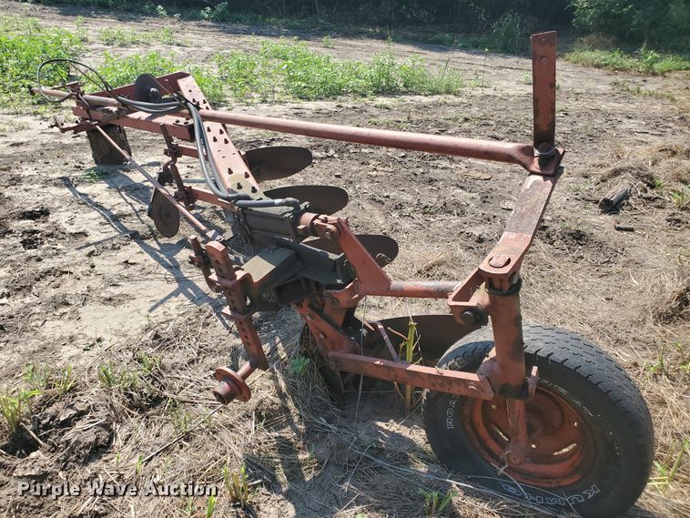 image for item DF7561 International 510 four bottom plow
