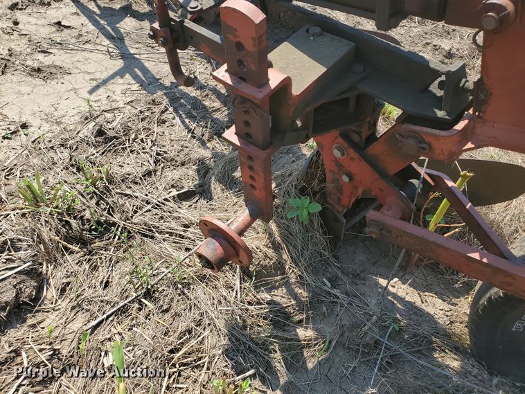 image for item DF7561 International 510 four bottom plow