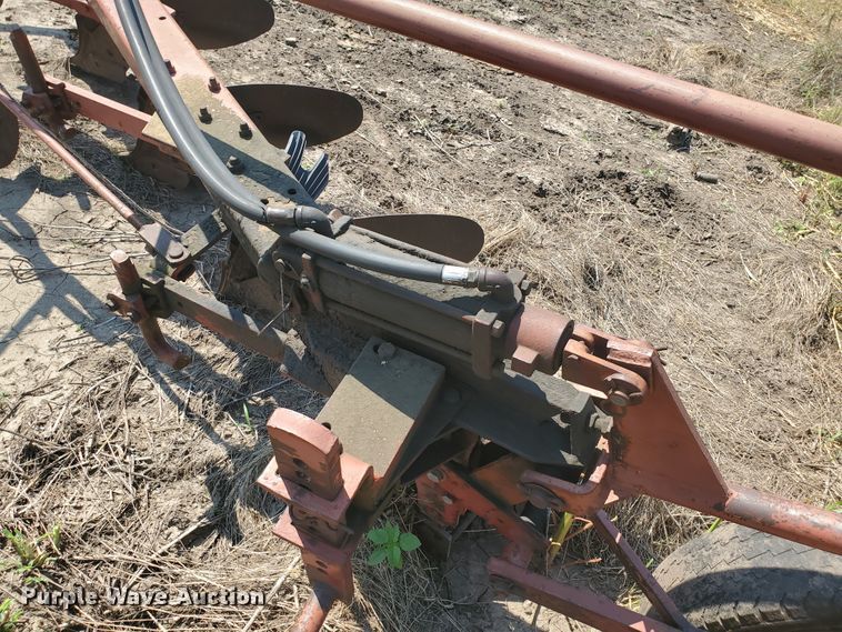 image for item DF7561 International 510 four bottom plow
