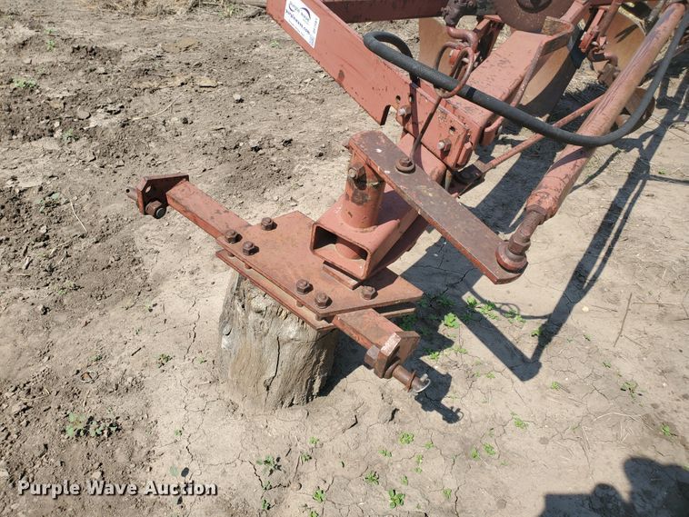 image for item DF7561 International 510 four bottom plow