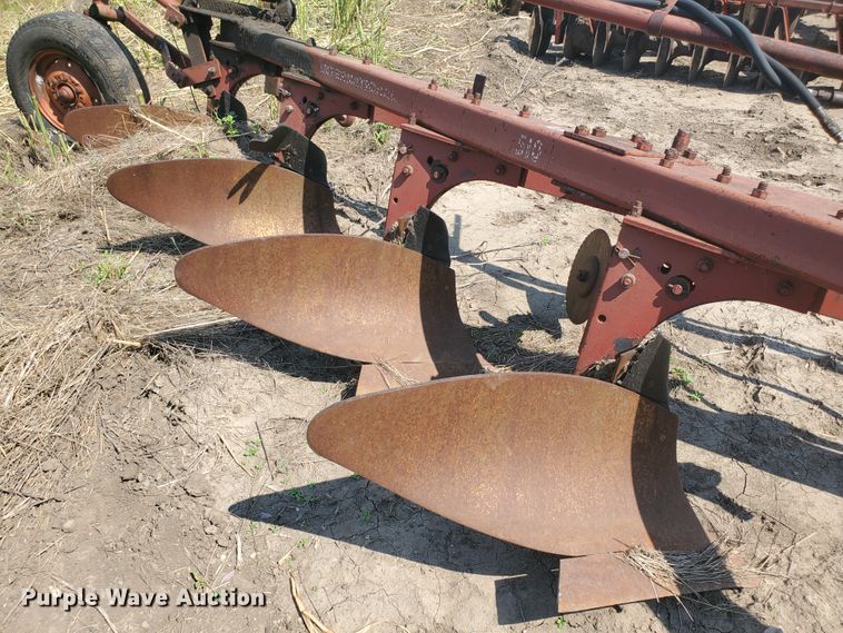 image for item DF7561 International 510 four bottom plow