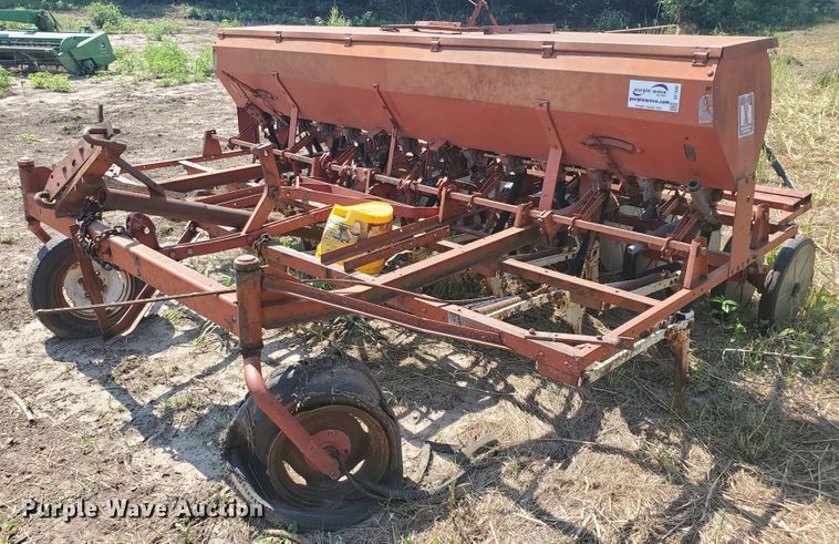 image for item DF7562 International 150 hoe grain drill
