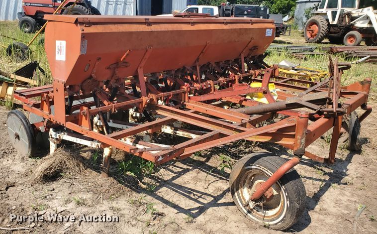 image for item DF7562 International 150 hoe grain drill