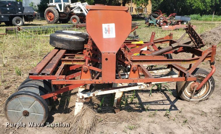 image for item DF7562 International 150 hoe grain drill