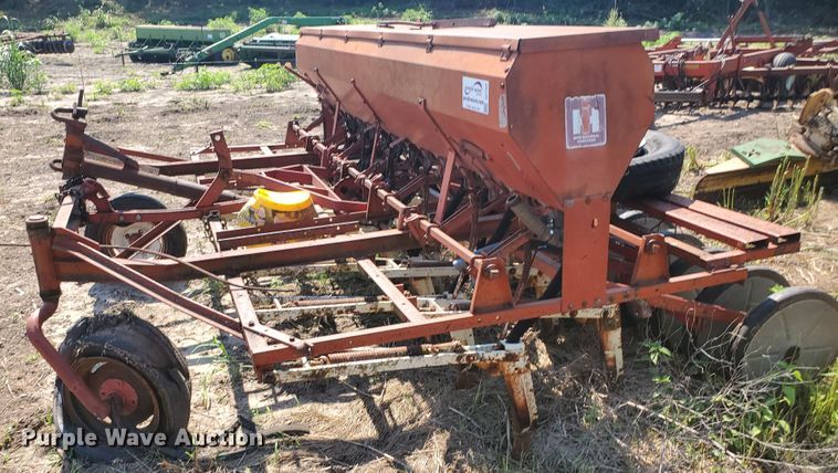 image for item DF7562 International 150 hoe grain drill