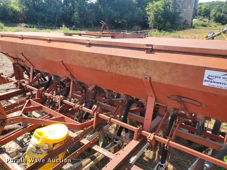 image for item DF7562 International 150 hoe grain drill