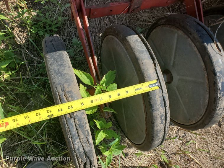 image for item DF7562 International 150 hoe grain drill