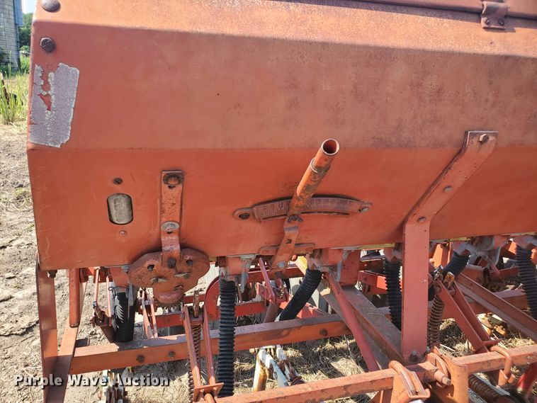 image for item DF7562 International 150 hoe grain drill