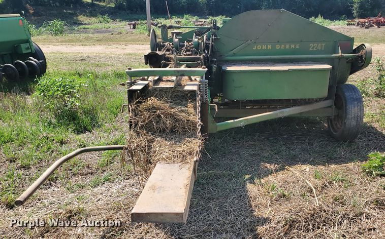 image for item DF7571 John Deere 224T  small square baler
