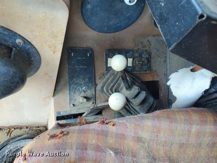 image for item DF7573 Gleaner L2 Corn Plus combine