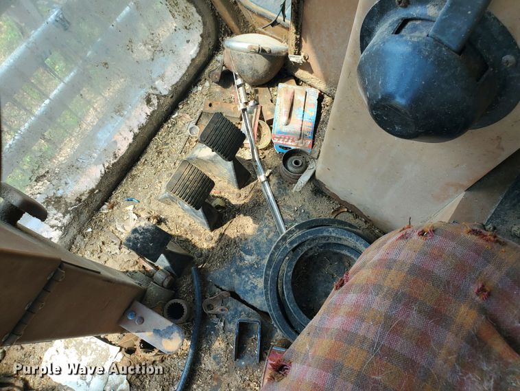 image for item DF7573 Gleaner L2 Corn Plus combine