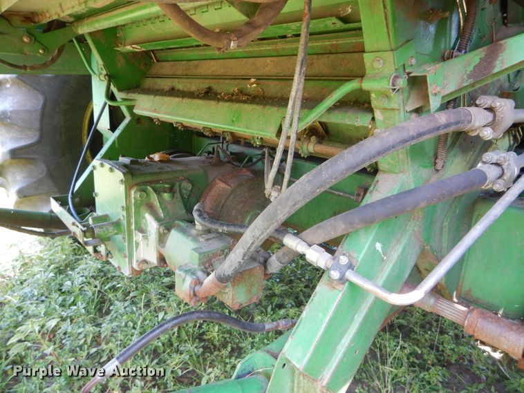 image for item DH4494 1990 John Deere 9500 combine