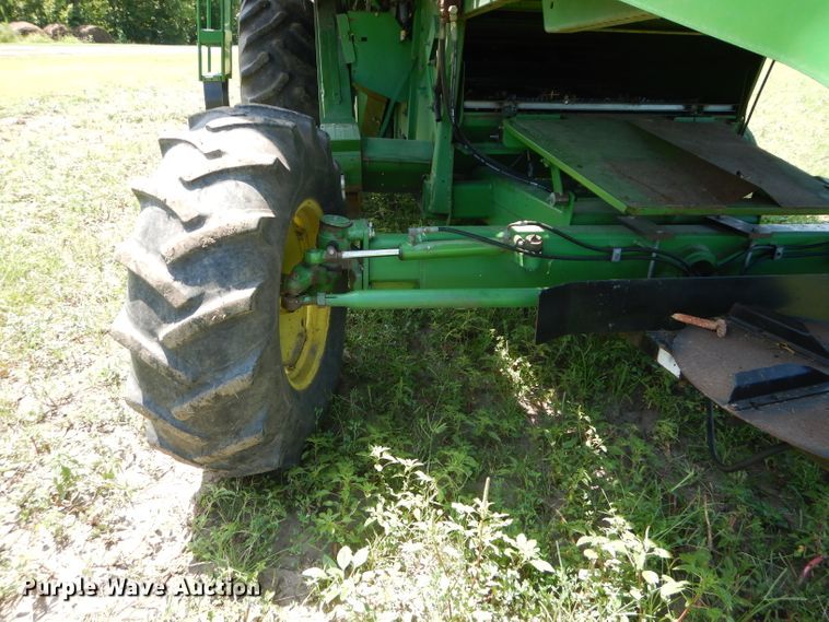 image for item DH4494 1990 John Deere 9500 combine