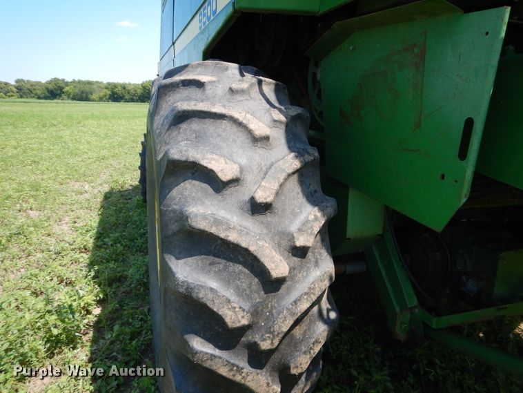 image for item DH4494 1990 John Deere 9500 combine