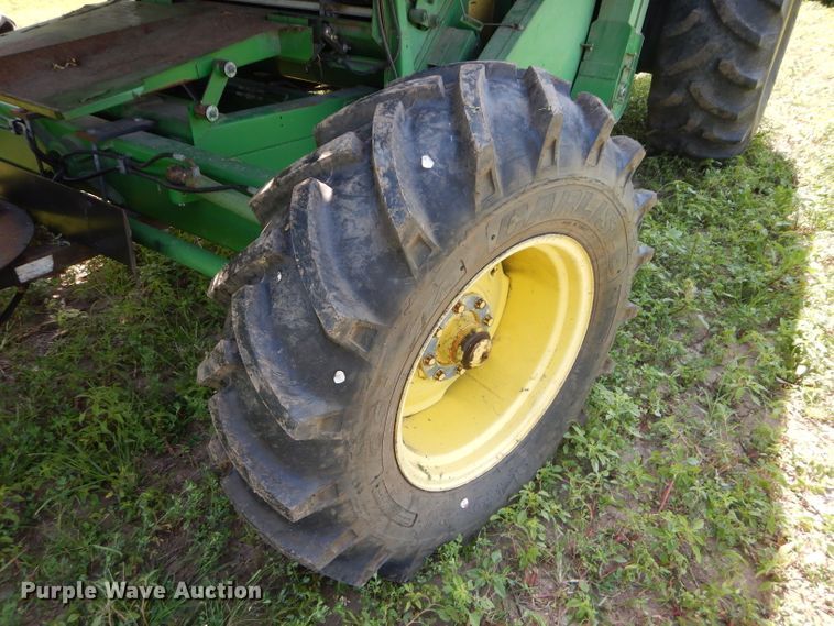 image for item DH4494 1990 John Deere 9500 combine
