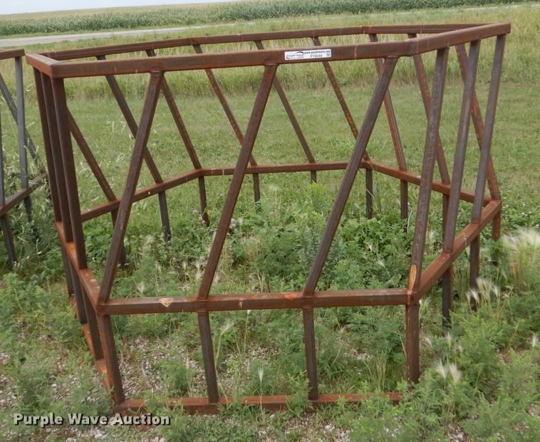 image for item FT9049 Hay bale feeder