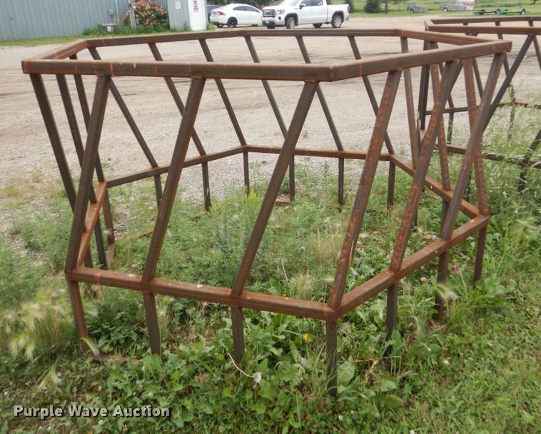 image for item FT9049 Hay bale feeder