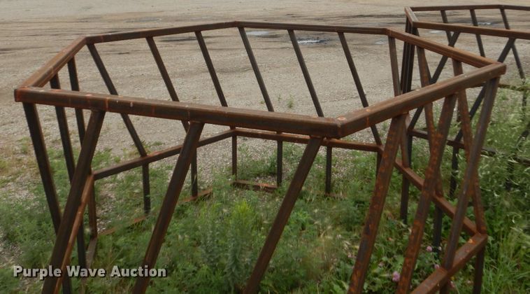 image for item FT9049 Hay bale feeder