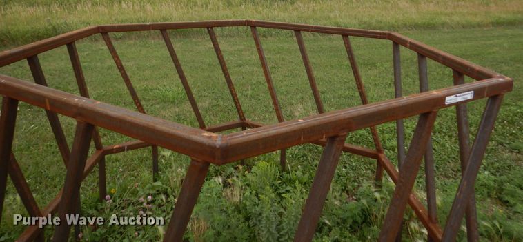 image for item FT9049 Hay bale feeder