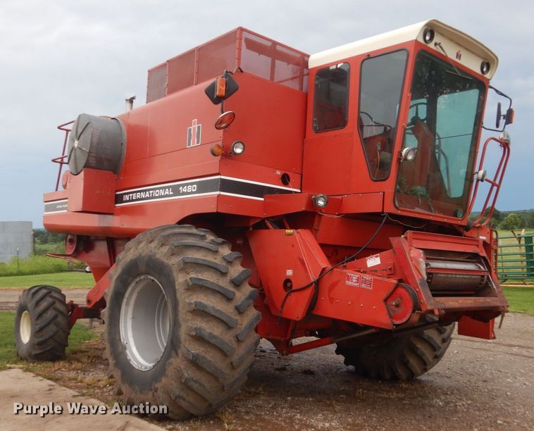 image for item FT9060 International 1480 combine