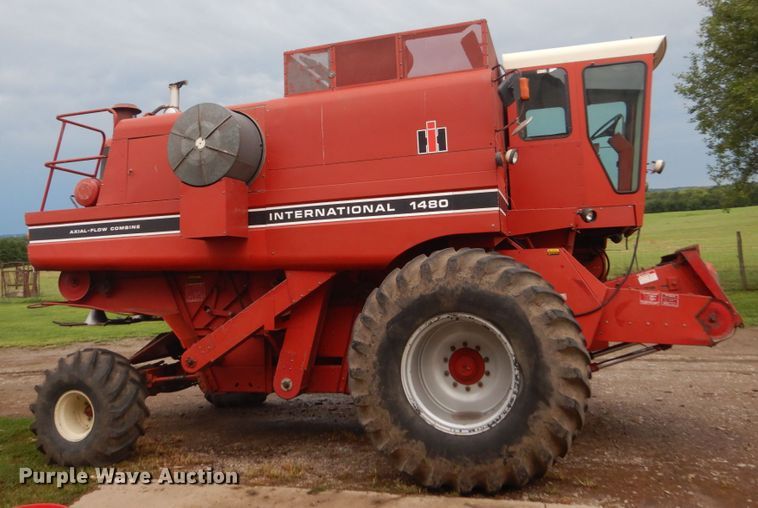 image for item FT9060 International 1480 combine