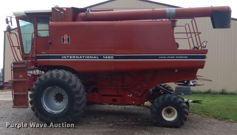 image for item FT9060 International 1480 combine