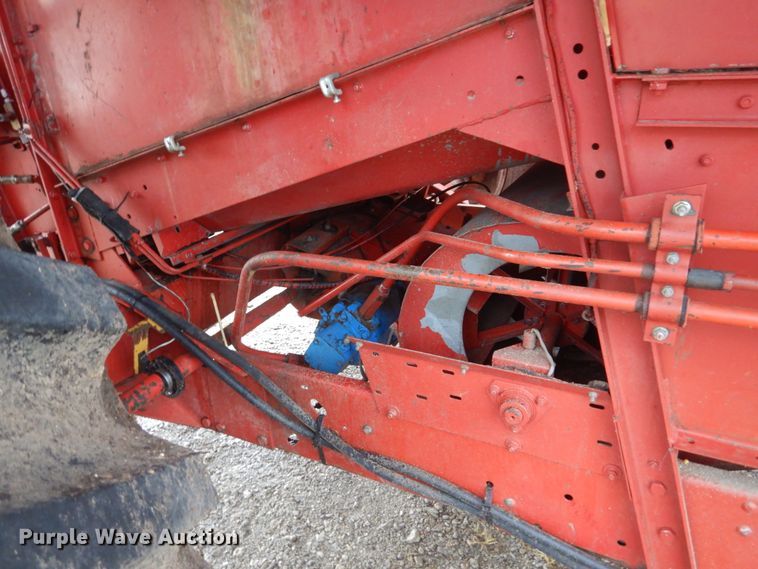 image for item FT9060 International 1480 combine