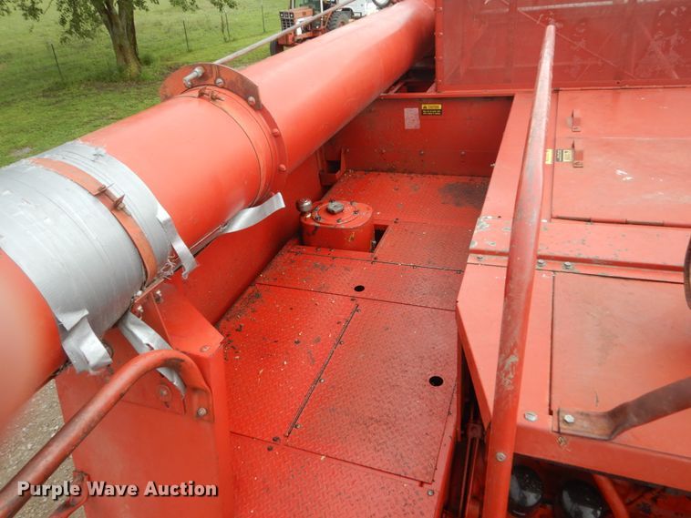 image for item FT9060 International 1480 combine