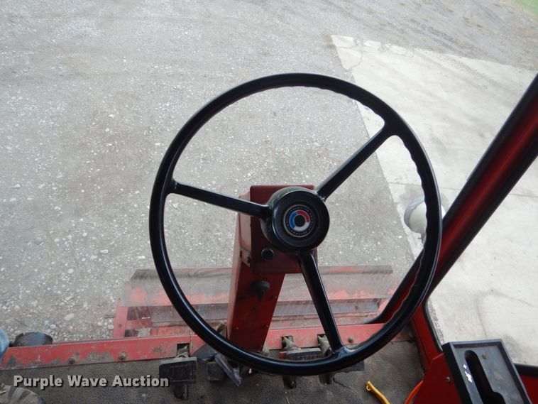 image for item FT9060 International 1480 combine