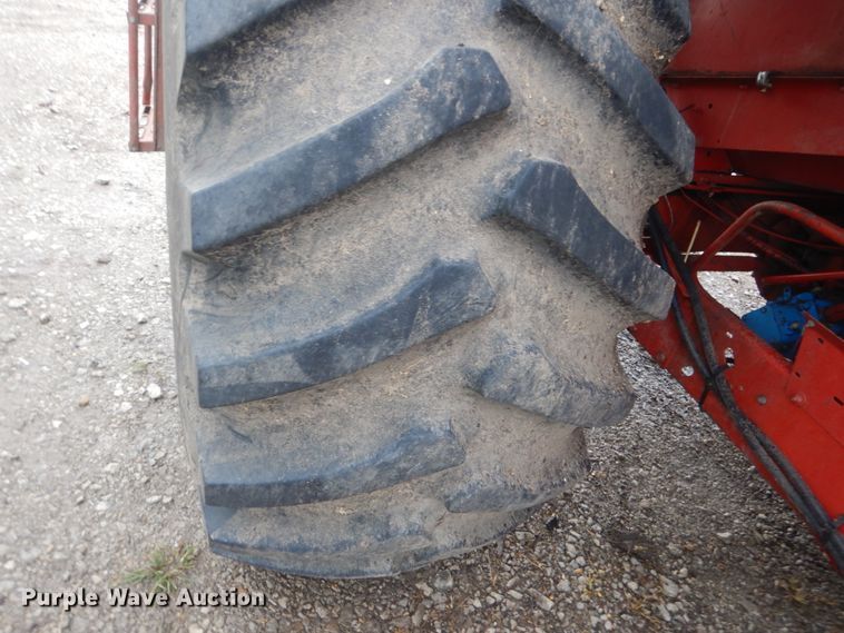 image for item FT9060 International 1480 combine