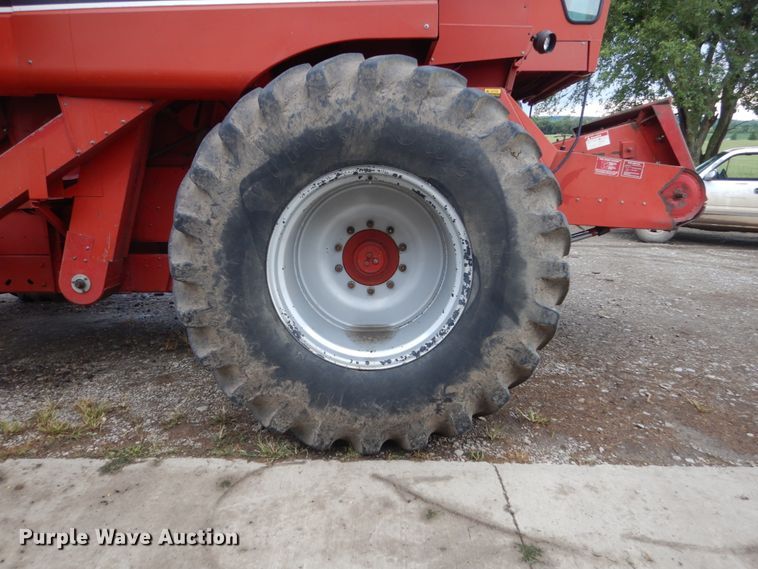 image for item FT9060 International 1480 combine