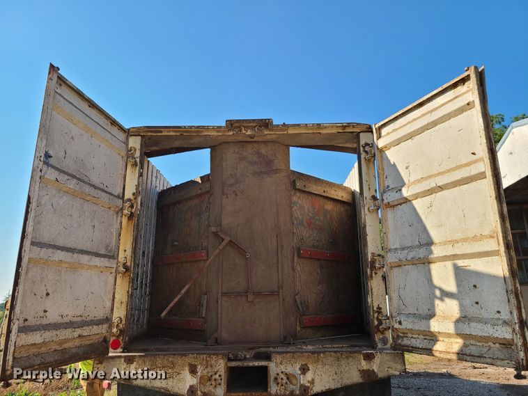 image for item GY9505 1979 GMC Brigadier  grain truck