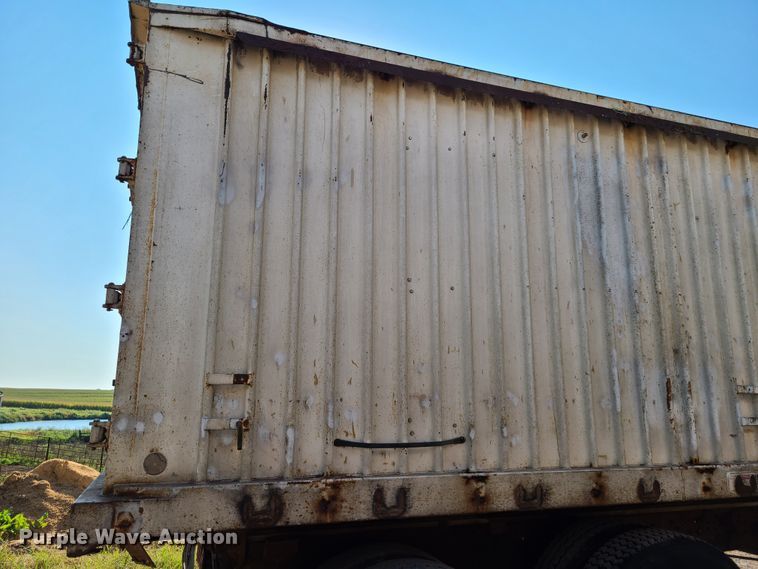 image for item GY9505 1979 GMC Brigadier  grain truck