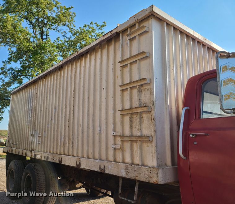 image for item GY9505 1979 GMC Brigadier  grain truck