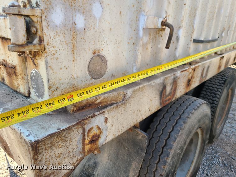 image for item GY9505 1979 GMC Brigadier  grain truck